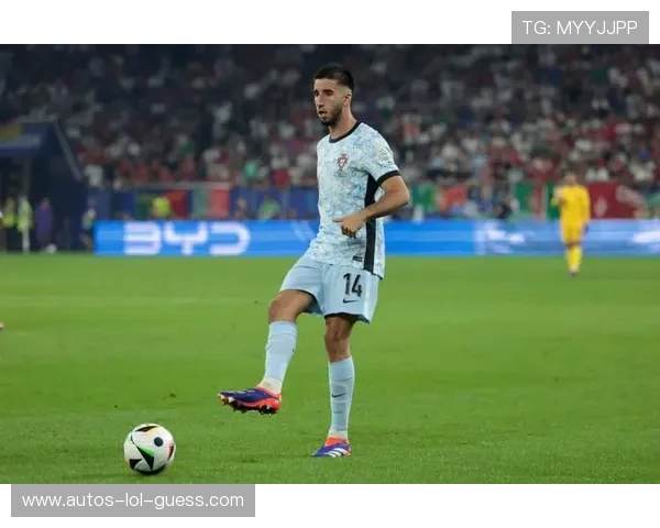 足球球星魅力无限：精选微信背景图展示球场英姿与风采