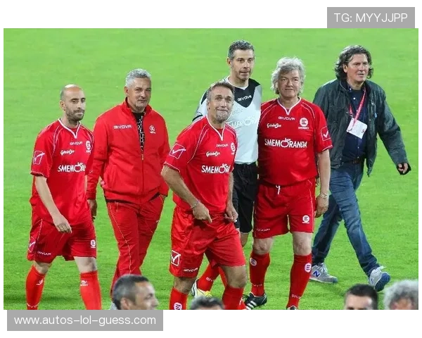 足球界英年早逝的传奇球星名字背后的故事与悲情回忆